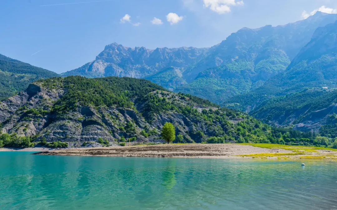 Le lac de Serre-Ponçon à Embrun : un joyau alpin aux mille activités