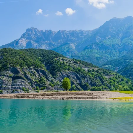 Le lac de Serre-Ponçon à Embrun : un joyau alpin aux mille activités